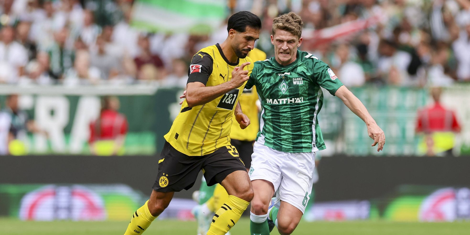 Jens Stage vom SV Werder Bremen im Duell mit BVB-Spieler Emre Can