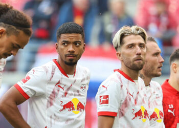 Benjamin Henrichs, Kevin Kampl und Co. vor der Fankurve