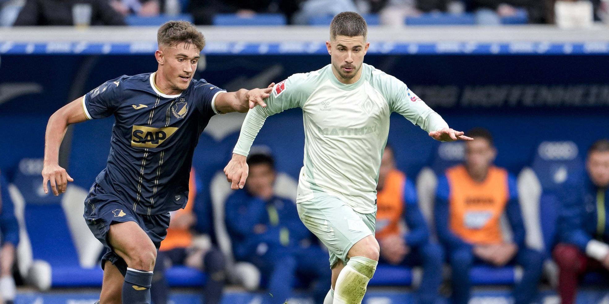 Tom Bischof von der TSG Hoffenheim und Romano Schmid vom SV Werder Bremen