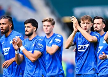 TSG Hoffenheim klatscht zu den Fans