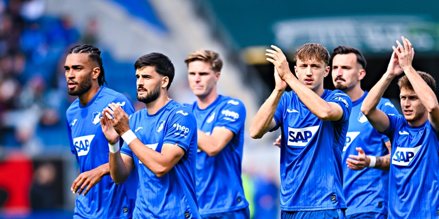 TSG Hoffenheim klatscht zu den Fans