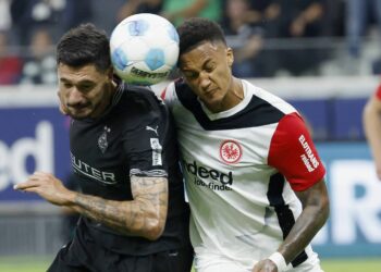 Tuta von Eintracht Frankfurt gegen Tim Kleindienst von Gladbach