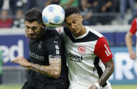 Tuta von Eintracht Frankfurt gegen Tim Kleindienst von Gladbach