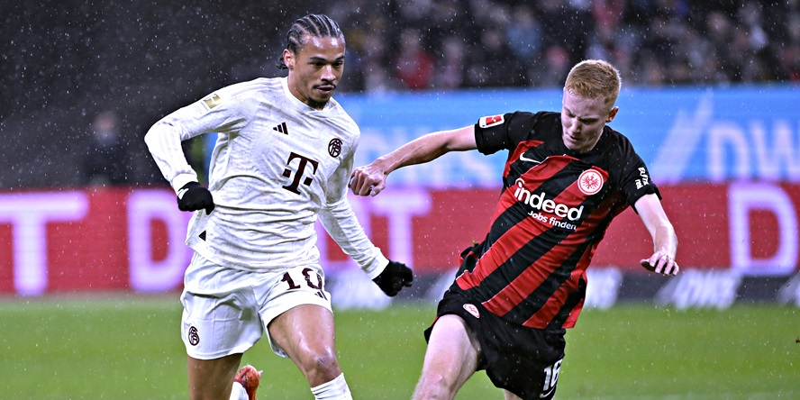 Leroy Sané (FC Bayern München) im Duell mit Hugo Larsson (Eintracht Frankfurt).