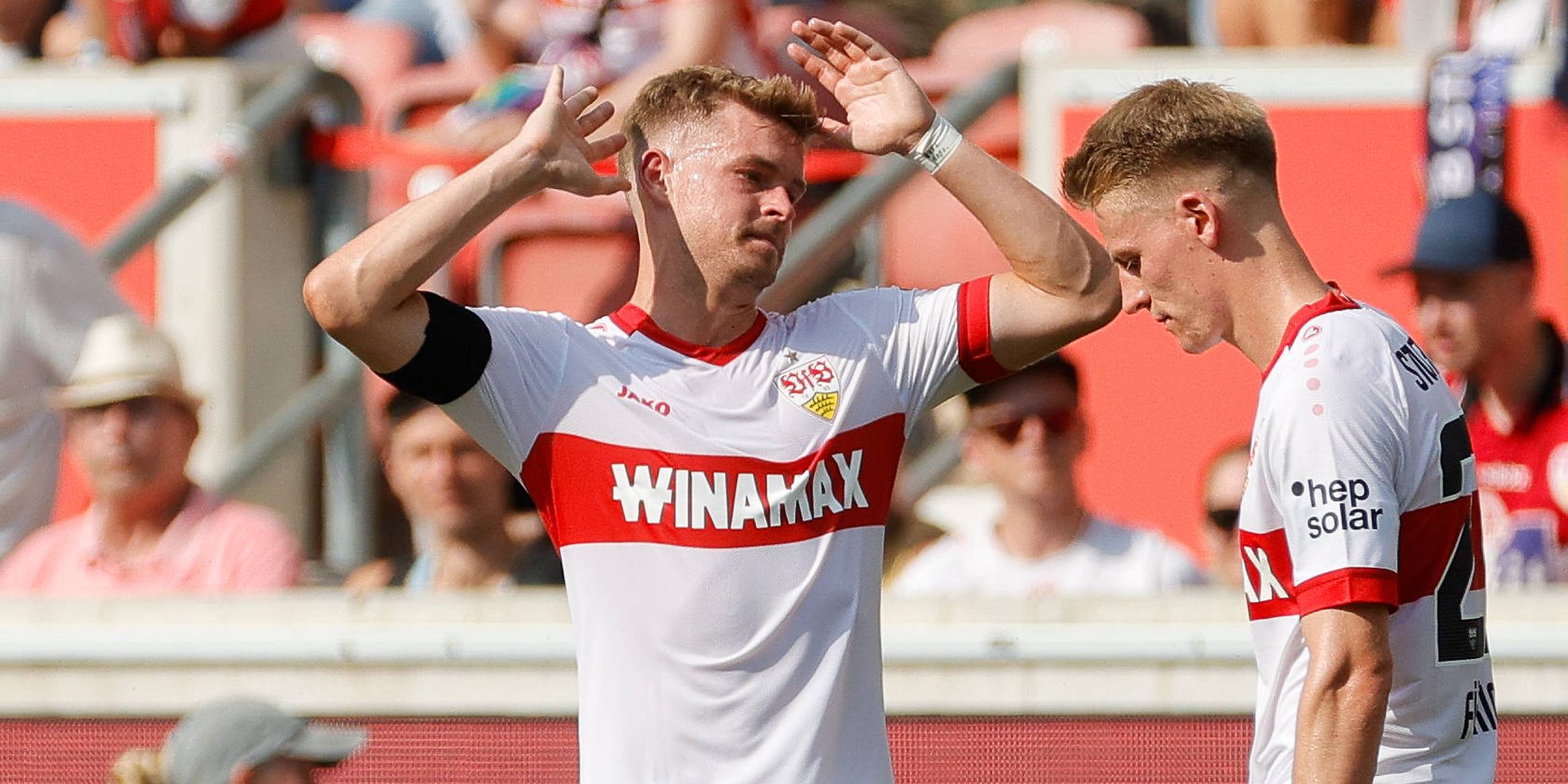 Maximilian Mittelstädt und Chris Führich vom VfB Stuttgart