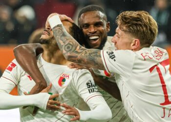 FC Augsburg: Jakic und Onyeka feiern das Tor von Claude-Maurice