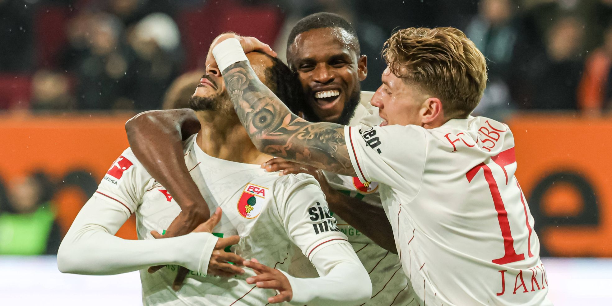 FC Augsburg: Jakic und Onyeka feiern das Tor von Claude-Maurice