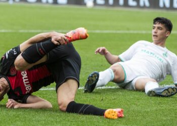 Jonas Hofmann von Bayer Leverkusen und Julian Malatini von Werder Bremen