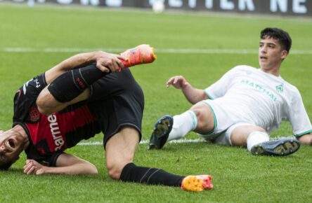 Jonas Hofmann von Bayer Leverkusen und Julian Malatini von Werder Bremen