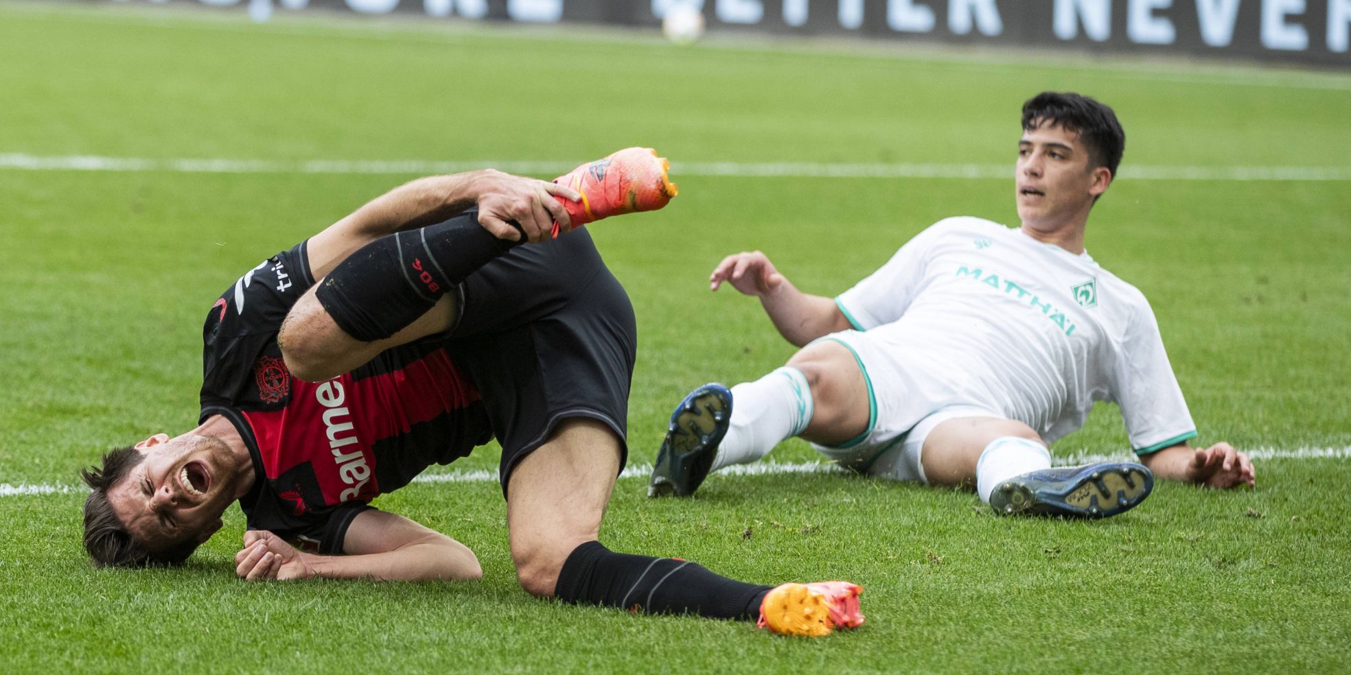 Jonas Hofmann von Bayer Leverkusen und Julian Malatini von Werder Bremen