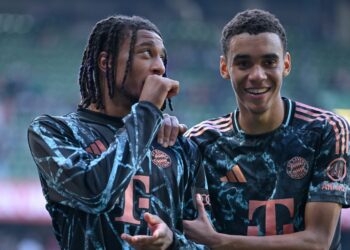 Michael Olise und Jamal Musiala vom FC Bayern