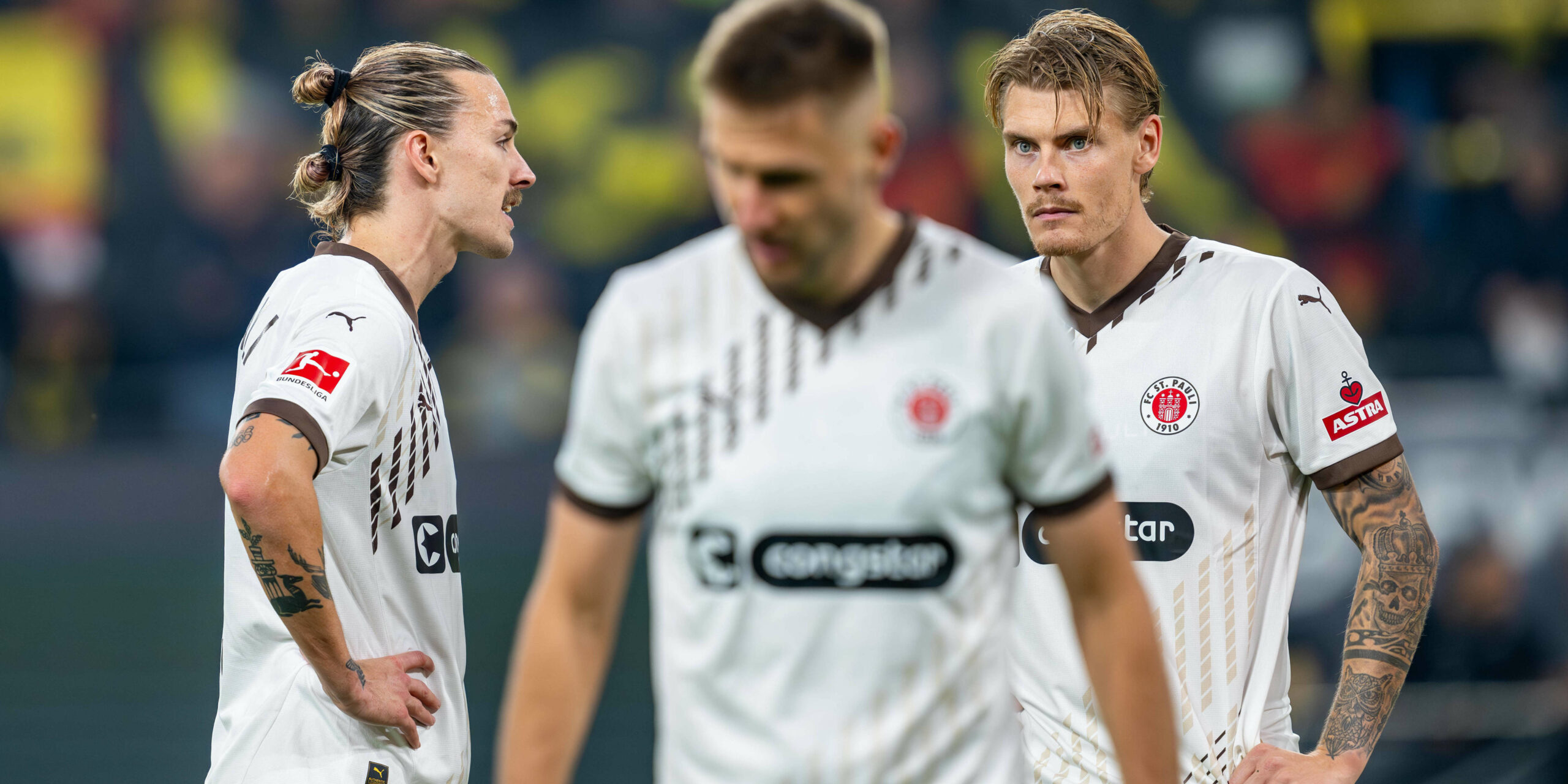 Jackson Irvine und Eric Smith vom FC St. Pauli im Gespräch