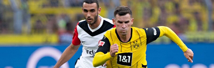 Ellyes Skhiri (Eintracht Frankfurt) im Duell mit Pascal Groß (Borussia Dortmund)