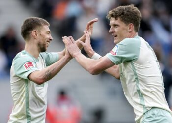 Mitchell Weiser und Jens Stage vom SV Werder Bremen