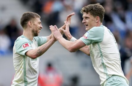 Mitchell Weiser und Jens Stage vom SV Werder Bremen