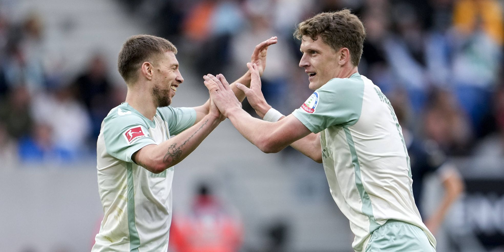 Mitchell Weiser und Jens Stage vom SV Werder Bremen