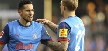 Foto : Steven Skrzybski Kiel und rechts ... Tymotheusz PUCHACZ drängeln um die Position in der Abwehrmauer Fussball 1. Bundesliga am Sa 02.11.2024 Holstein Kiel - 1. FC Heidenheim *** Photo Steven Skrzybski Kiel and right Tymotheusz PUCHACZ jostle for position in the defensive wall Soccer 1 Bundesliga on Sat 02 11 2024 Holstein Kiel 1 FC Heidenheim