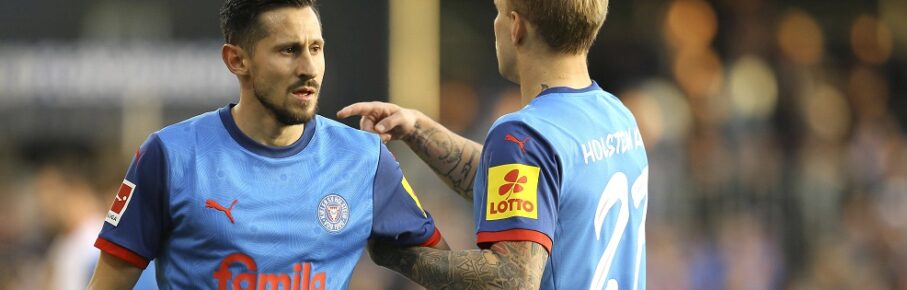 Foto : Steven Skrzybski Kiel und rechts ... Tymotheusz PUCHACZ drängeln um die Position in der Abwehrmauer Fussball 1. Bundesliga am Sa 02.11.2024 Holstein Kiel - 1. FC Heidenheim *** Photo Steven Skrzybski Kiel and right Tymotheusz PUCHACZ jostle for position in the defensive wall Soccer 1 Bundesliga on Sat 02 11 2024 Holstein Kiel 1 FC Heidenheim