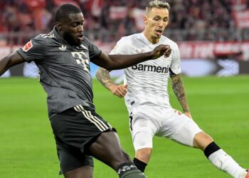 Etwas stärker als die Überraschung vom FC Augsburg: Upamecano (Bayern) und Grimaldo (Leverkusen)