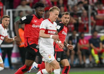 Chris Führich vom VfB Stuttgart und Edmond Tapsoba von Bayer 04 Leverkusen