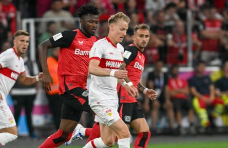 Chris Führich vom VfB Stuttgart und Edmond Tapsoba von Bayer 04 Leverkusen