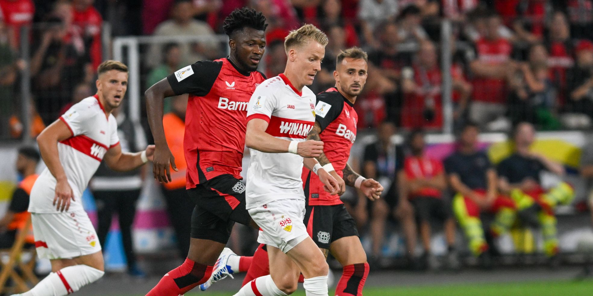 Chris Führich vom VfB Stuttgart und Edmond Tapsoba von Bayer 04 Leverkusen