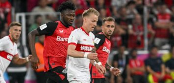 Chris Führich vom VfB Stuttgart und Edmond Tapsoba von Bayer 04 Leverkusen