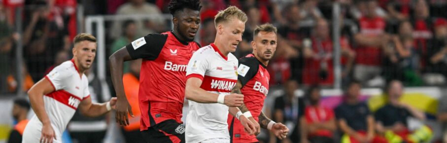 Chris Führich vom VfB Stuttgart und Edmond Tapsoba von Bayer 04 Leverkusen