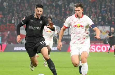 Tim Kleindienst (Gladbach) gegen Willi Orban (RB Leipzig)