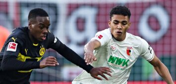 Henri Koudossou (FC Augsburg) im Duell mit Jamie Gittens (BVB)