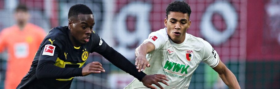 Henri Koudossou (FC Augsburg) im Duell mit Jamie Gittens (BVB)