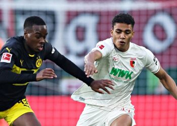 Henri Koudossou (FC Augsburg) im Duell mit Jamie Gittens (BVB)