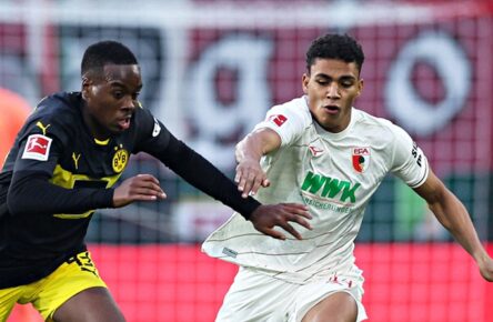 Henri Koudossou (FC Augsburg) im Duell mit Jamie Gittens (BVB)