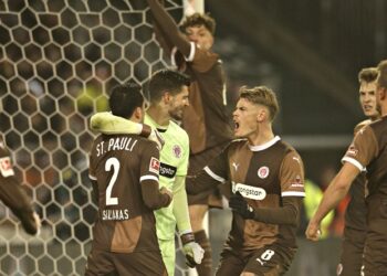 Der FC St. Pauli beim Jubeln gegen Kiel