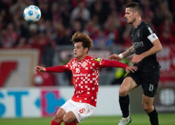 Julian Weigl von Gladbach gegen Kaishu Sano von Mainz 05