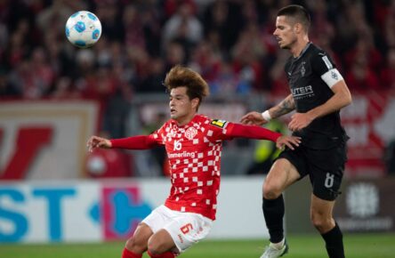 Julian Weigl von Gladbach gegen Kaishu Sano von Mainz 05