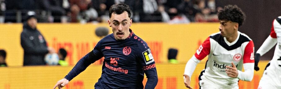 Im direkten Duell: Paul Nebel (Mittelfeld, Mainz 05) und Nathaniel Brown (Abwehr, Eintracht Frankfurt)