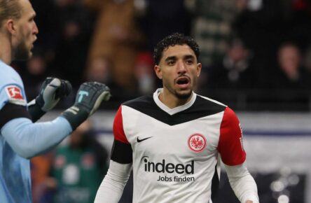 Omar Marmoush von Eintracht Frankfurt und Robin Zentner von Mainz 05