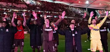 Der FC St. Pauli bejubelt seinen Überraschungserfolg gegen Stuttgart