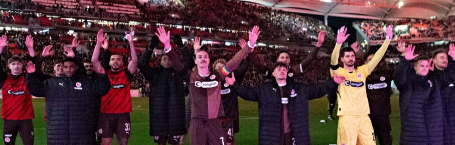 Der FC St. Pauli bejubelt seinen Überraschungserfolg gegen Stuttgart