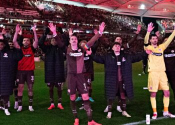 Der FC St. Pauli bejubelt seinen Überraschungserfolg gegen Stuttgart