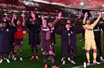 Der FC St. Pauli bejubelt seinen Überraschungserfolg gegen Stuttgart