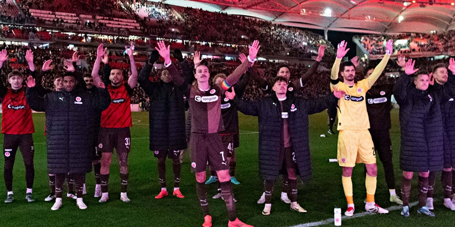 Der FC St. Pauli bejubelt seinen Überraschungserfolg gegen Stuttgart