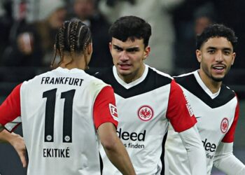 Eintracht Frankfurt ohne Omar Marmoush (rechts): Rücken jetzt Hugo Ekitike (links) und Can Uzun (mitte) mehr ins Rampenlicht?