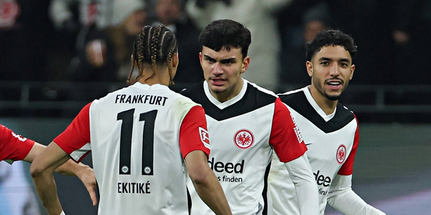 Eintracht Frankfurt ohne Omar Marmoush (rechts): Rücken jetzt Hugo Ekitike (links) und Can Uzun (mitte) mehr ins Rampenlicht?