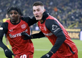 Jeremie Frimpong und Patrik Schick von Bayer Leverkusen