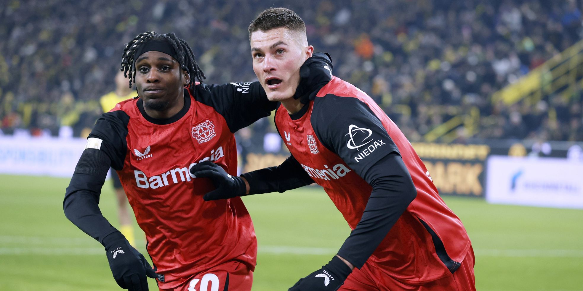 Jeremie Frimpong und Patrik Schick von Bayer Leverkusen