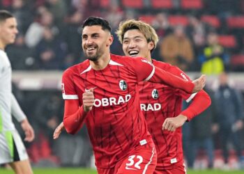 Vincenzo Grifo und Ritsu Doan jubeln (SC Freiburg)