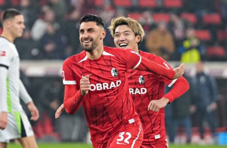 Vincenzo Grifo und Ritsu Doan jubeln (SC Freiburg)