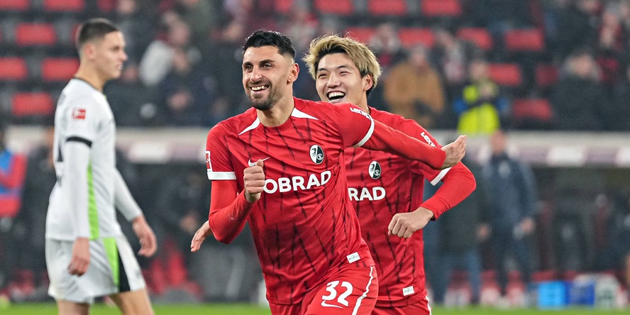 Vincenzo Grifo und Ritsu Doan jubeln (SC Freiburg)